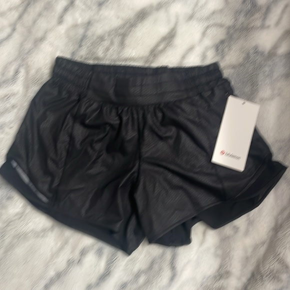 Lululemon Hotty LR Hot Short 4” Emboss - New with Tags - Picture 1 of 9